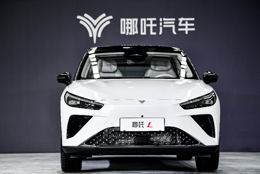 可油可電藍綠兩用，哪吒L才是京城家庭出行最優(yōu)解