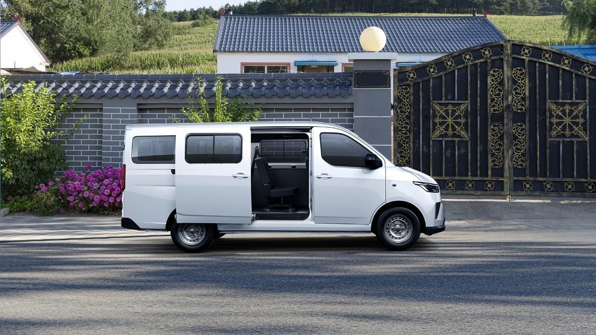 滿(mǎn)足多樣化創(chuàng)富需求，五菱揚(yáng)光客車(chē)版正式上市！
