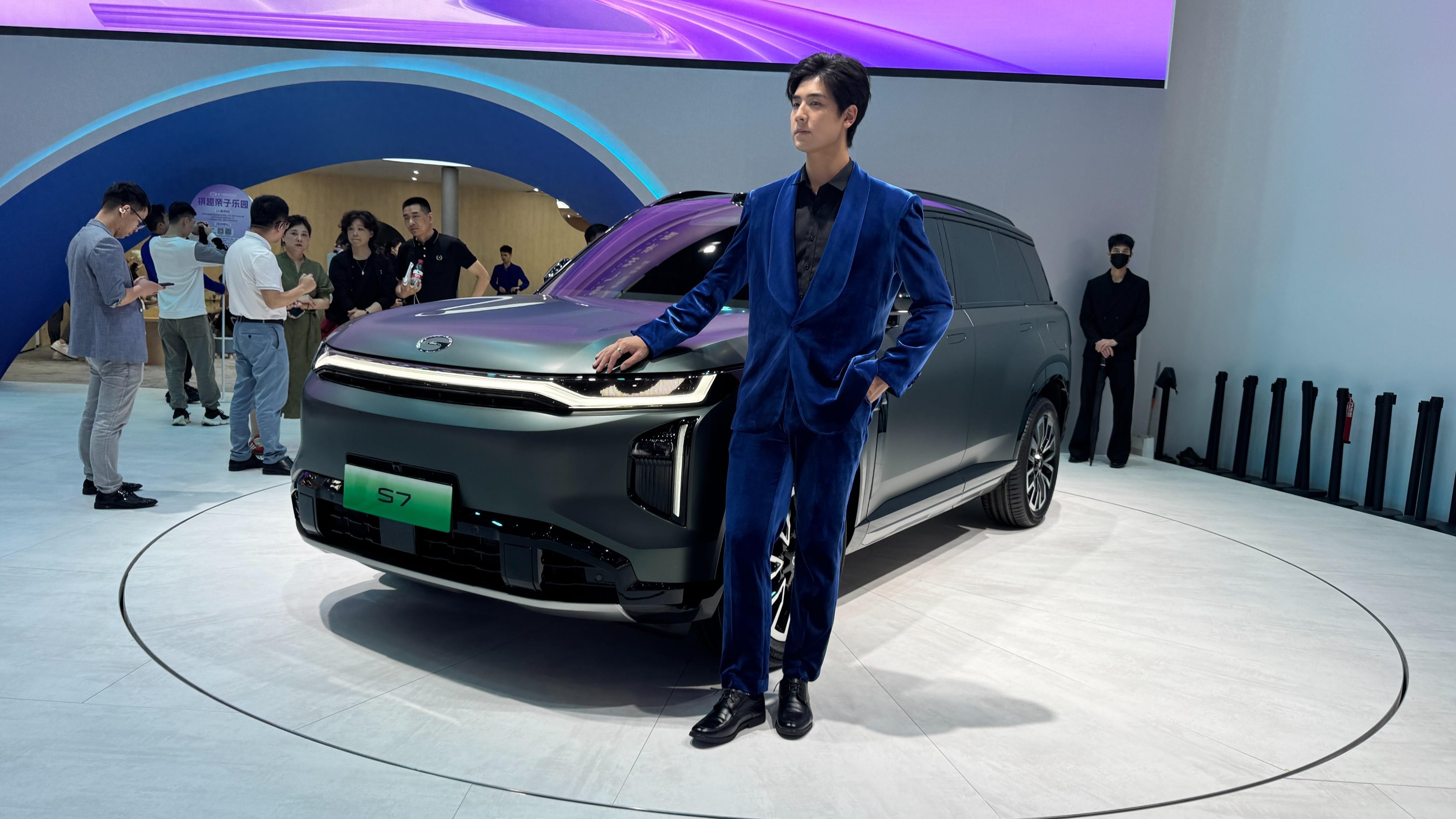 搭載傳祺第三代混動技術(shù)！廣汽傳祺全新SUV S7在廣州車展亮相
