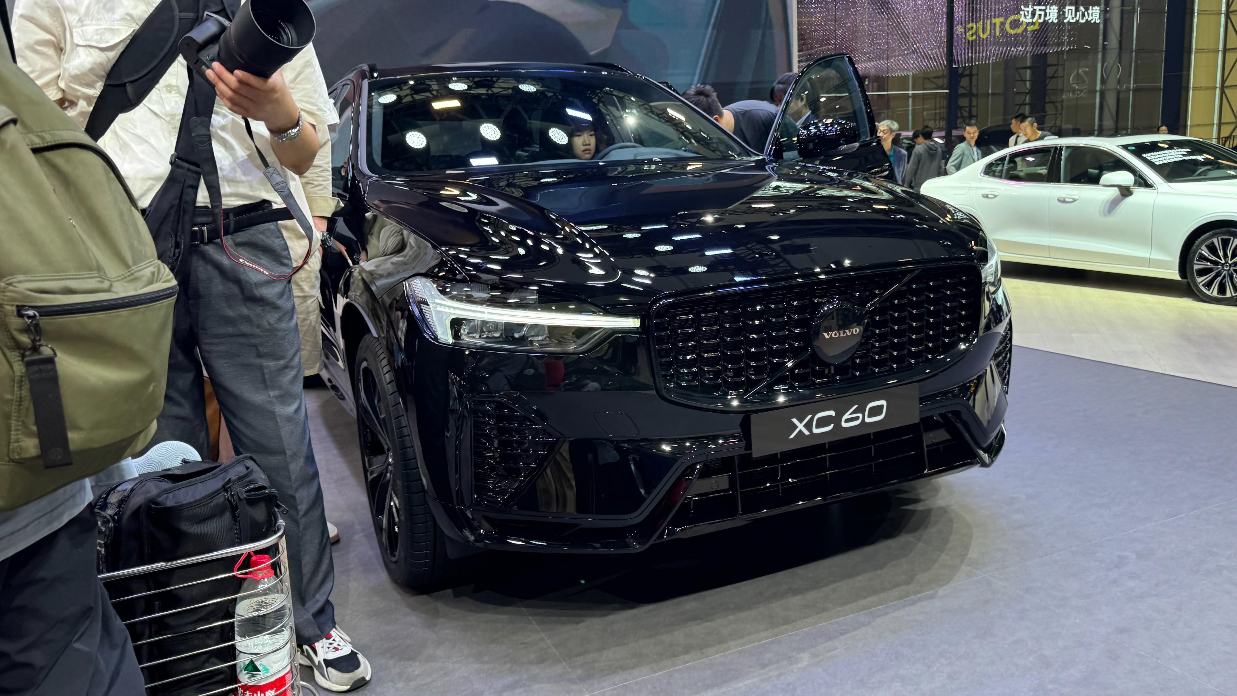 售價(jià)42.59萬元！沃爾沃XC60 B5智遠(yuǎn)極夜黑版在廣州車展上市
